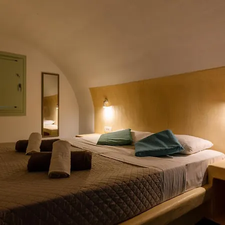 White Element Aparthotel Karterados (Santorini)